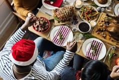 Familie, die ein Weihnachtsessen hat lizenzfreie stockfotografie Familie, die ein Weihnachtsessen hat lizenzfreie stockfotografie