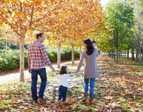 Familie, die in einen Herbstpark geht stockfoto Familie, die in einen Herbstpark geht stockfoto
