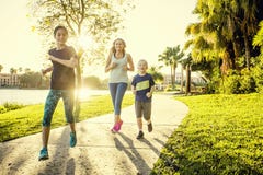 Familie die en samen bij het park uitoefenen aanstoten stock afbeelding Familie die en samen bij het park uitoefenen aanstoten stock afbeelding
