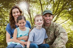 Familie, die für Fotografie gegen Waldhintergrund aufwirft lizenzfreie stockfotografie Familie, die für Fotografie gegen Waldhintergrund aufwirft lizenzfreie stockfotografie