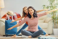 Familie, die für die Reise sich vorbereitet lizenzfreie stockfotografie Familie, die für die Reise sich vorbereitet lizenzfreie stockfotografie