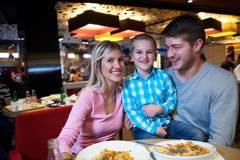 Familie, die im Einkaufszentrum zu Mittag isst stockfotos Familie, die im Einkaufszentrum zu Mittag isst stockfotos