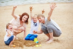 Familie, die im Sommer auf Strand zujubelt stockbild Familie, die im Sommer auf Strand zujubelt stockbild
