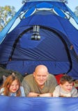 Familie, die im Zelt kampiert stockfoto Familie, die im Zelt kampiert stockfoto