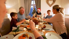 Familie die Kerstmis van diner genieten stock videobeelden Familie die Kerstmis van diner genieten stock videobeelden