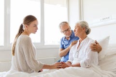 Familie, die kranke ältere Frau am Krankenhaus besucht stockfotos Familie, die kranke ältere Frau am Krankenhaus besucht stockfotos