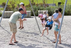 Familie, die am Park spielt Familie, die am Park spielt