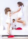 Familie die pret in bed heeft stock fotografie Familie die pret in bed heeft stock fotografie