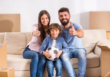 Familie die zich naar huis beweegt stock fotografie Familie die zich naar huis beweegt stock fotografie
