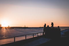 Familie het besteden tijd tijdens de zonsondergang door het overzees royalty-vrije stock fotografie Familie het besteden tijd tijdens de zonsondergang door het overzees royalty-vrije stock fotografie