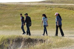 Familie het genieten van van wandeling in het Nationale Park van Badlands, Zuid-Dakota stock afbeelding Familie het genieten van van wandeling in het Nationale Park van Badlands, Zuid-Dakota stock afbeelding