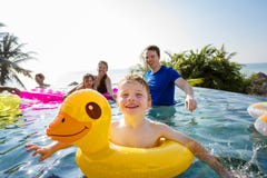 Familie het spelen in een pool royalty-vrije stock fotografie Familie het spelen in een pool royalty-vrije stock fotografie