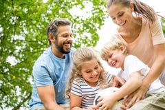 Familie het spelen met bal stock afbeelding Familie het spelen met bal stock afbeelding