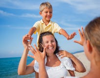 Familie het spelen op het strand stock afbeelding Familie het spelen op het strand stock afbeelding