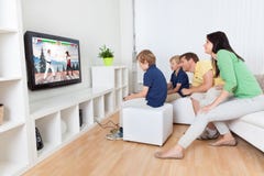 Familie het Spelen Videospelletje op Televisie royalty-vrije stock foto's Familie het Spelen Videospelletje op Televisie royalty-vrije stock foto's