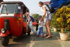 Familie im Urlaub, Mutter und Kinder, die in einem tuk-tuk, Spaß habend erhalten stockbild Familie im Urlaub, Mutter und Kinder, die in einem tuk-tuk, Spaß habend erhalten stockbild