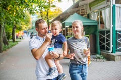 Familie met kind het lopen in het park stock afbeeldingen Familie met kind het lopen in het park stock afbeeldingen