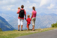 Familie mit den Kindern, die Berge betrachten stockfoto Familie mit den Kindern, die Berge betrachten stockfoto