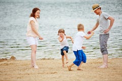 Familie mit den Kindern, die mit Seilspringen im Sommer spielen lizenzfreie stockfotos Familie mit den Kindern, die mit Seilspringen im Sommer spielen lizenzfreie stockfotos