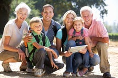 Familie mit drei Erzeugungen, die in Land geht stockfoto Familie mit drei Erzeugungen, die in Land geht stockfoto