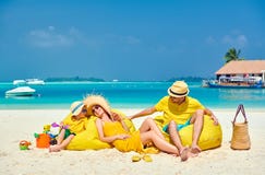 Familie mit j?hrigem Jungen drei auf Strand lizenzfreie stockfotos Familie mit j?hrigem Jungen drei auf Strand lizenzfreie stockfotos