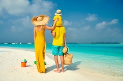 Familie mit j?hrigem Jungen drei auf Strand stockbild Familie mit j?hrigem Jungen drei auf Strand stockbild