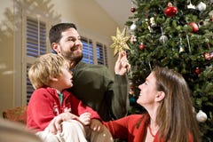 Familie mit Kind durch Weihnachtsbaum Familie mit Kind durch Weihnachtsbaum