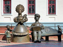 Familie - Monument aan Dymkovo-speelgoed in Kirov stock foto's Familie - Monument aan Dymkovo-speelgoed in Kirov stock foto's