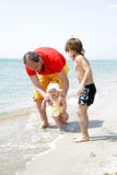 Familie op strand Royalty-vrije Stock Afbeelding Familie op strand Royalty-vrije Stock Afbeelding