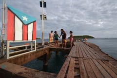 Familie am Strand nahe bei Flagge in Vieques, Puerto Rico stockfotos Familie am Strand nahe bei Flagge in Vieques, Puerto Rico stockfotos