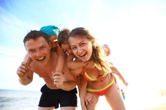 Familie van vier die pret hebben bij het strand Royalty-vrije Stock Fotografie Familie van vier die pret hebben bij het strand Royalty-vrije Stock Fotografie
