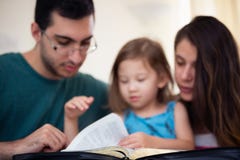 Familie, welche zusammen die Bibel liest lizenzfreies stockfoto Familie, welche zusammen die Bibel liest lizenzfreies stockfoto