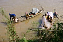 Familien des Fischers tun Fischen rive an stockbild Familien des Fischers tun Fischen rive an stockbild