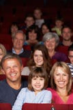 Familien-überwachender Film im Kino stockfotografie Familien-überwachender Film im Kino stockfotografie