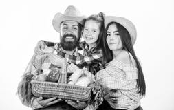 Familiengartenarbeit Eltern und Tochterlandwirte feiern Erntefeiertag Familienbauernhofkonzept Familienlandwirte umarmen Griff stockfoto Familiengartenarbeit Eltern und Tochterlandwirte feiern Erntefeiertag Familienbauernhofkonzept Familienlandwirte umarmen Griff stockfoto