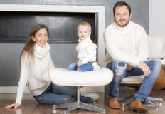 Familienporträt in den weißen Strickjacken lizenzfreies stockbild Familienporträt in den weißen Strickjacken lizenzfreies stockbild