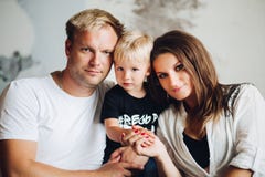 Familienporträt von netten Eltern und von nettem Sohn lizenzfreie stockfotos Familienporträt von netten Eltern und von nettem Sohn lizenzfreie stockfotos