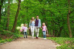 Familienvater und -mutter mit zwei Kindern, die in gr?nen Stadtpark des Sommers auf Picknick, frohe Feiertage Eltern und Kinder a lizenzfreies stockbild Familienvater und -mutter mit zwei Kindern, die in gr?nen Stadtpark des Sommers auf Picknick, frohe Feiertage Eltern und Kinder a lizenzfreies stockbild
