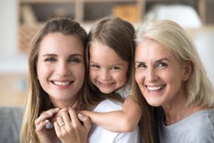 Familieportret van gelukkige drie generaties van vrouwen het koesteren royalty-vrije stock foto's Familieportret van gelukkige drie generaties van vrouwen het koesteren royalty-vrije stock foto's