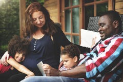 Familj för blandat lopp som har gyckel tillsammans arkivfoto Familj för blandat lopp som har gyckel tillsammans arkivfoto