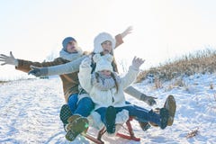 Familj med föräldrar och att spela för dotter arkivbilder Familj med föräldrar och att spela för dotter arkivbilder