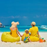 Familj med ?rig pojke tre p? stranden fotografering för bildbyråer Familj med ?rig pojke tre p? stranden fotografering för bildbyråer