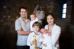 Familj med tre barn som firar dopet fotografering för bildbyråer Familj med tre barn som firar dopet fotografering för bildbyråer
