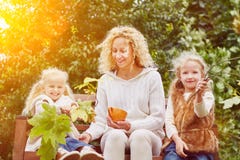 Familj och barn i höst arkivfoto Familj och barn i höst arkivfoto