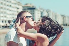 Familj- och valentindag Sexig kvinna och man på havsvatten Koppla ihop förälskat kopplar av på stranden sommarferier och lopp royaltyfri foto Familj- och valentindag Sexig kvinna och man på havsvatten Koppla ihop förälskat kopplar av på stranden sommarferier och lopp royaltyfri foto