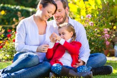 Familj på den trädgårds- gräsmattan Arkivbilder Familj på den trädgårds- gräsmattan Arkivbilder