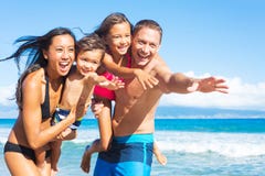 Familj på stranden arkivbild Familj på stranden arkivbild