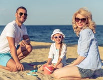 Familj på stranden royaltyfria bilder Familj på stranden royaltyfria bilder