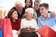 Familj som firar den 70th födelsedagen tillsammans arkivbild Familj som firar den 70th födelsedagen tillsammans arkivbild