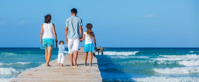 Familj som går träbryggan royaltyfri fotografi Familj som går träbryggan royaltyfri fotografi